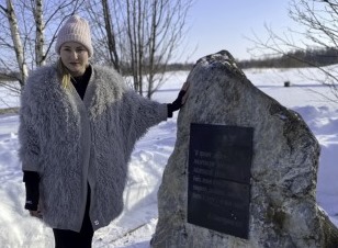 03.03.2021 Памятный камень на месте, где стоял дом, в котором родился великий актер. У камня внучка актера - Анастасия. с.Татьяновка.